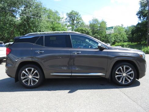 Used 2019 GMC Terrain Denali w/ Advanced Safety Package FWD image 4