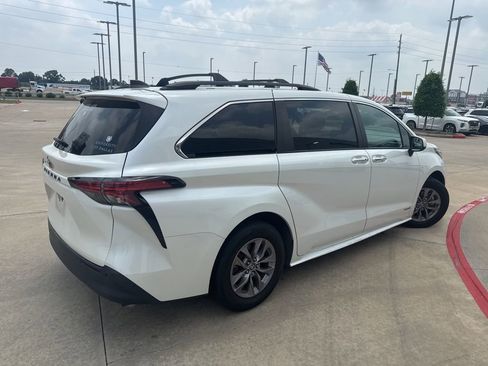 Used 2021 Toyota Sienna XLE FWD image 3
