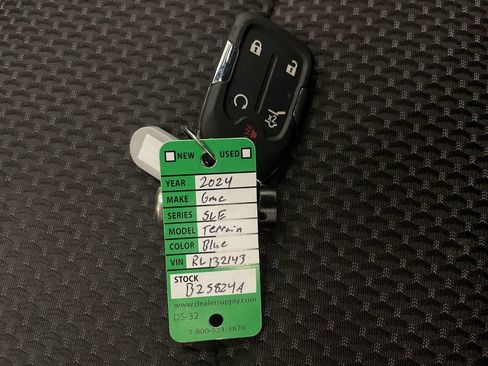 Used 2024 GMC Terrain SLE w/ Driver Convenience Package FWD image 29