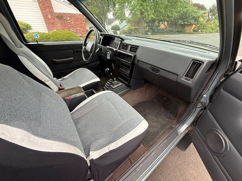 Used 1993 Nissan Pickup 4x4 King Cab image 16