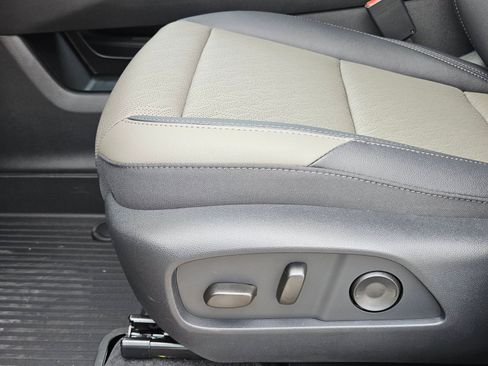 New 2026 Chevrolet Equinox LT w/ Convenience Package II FWD image 18