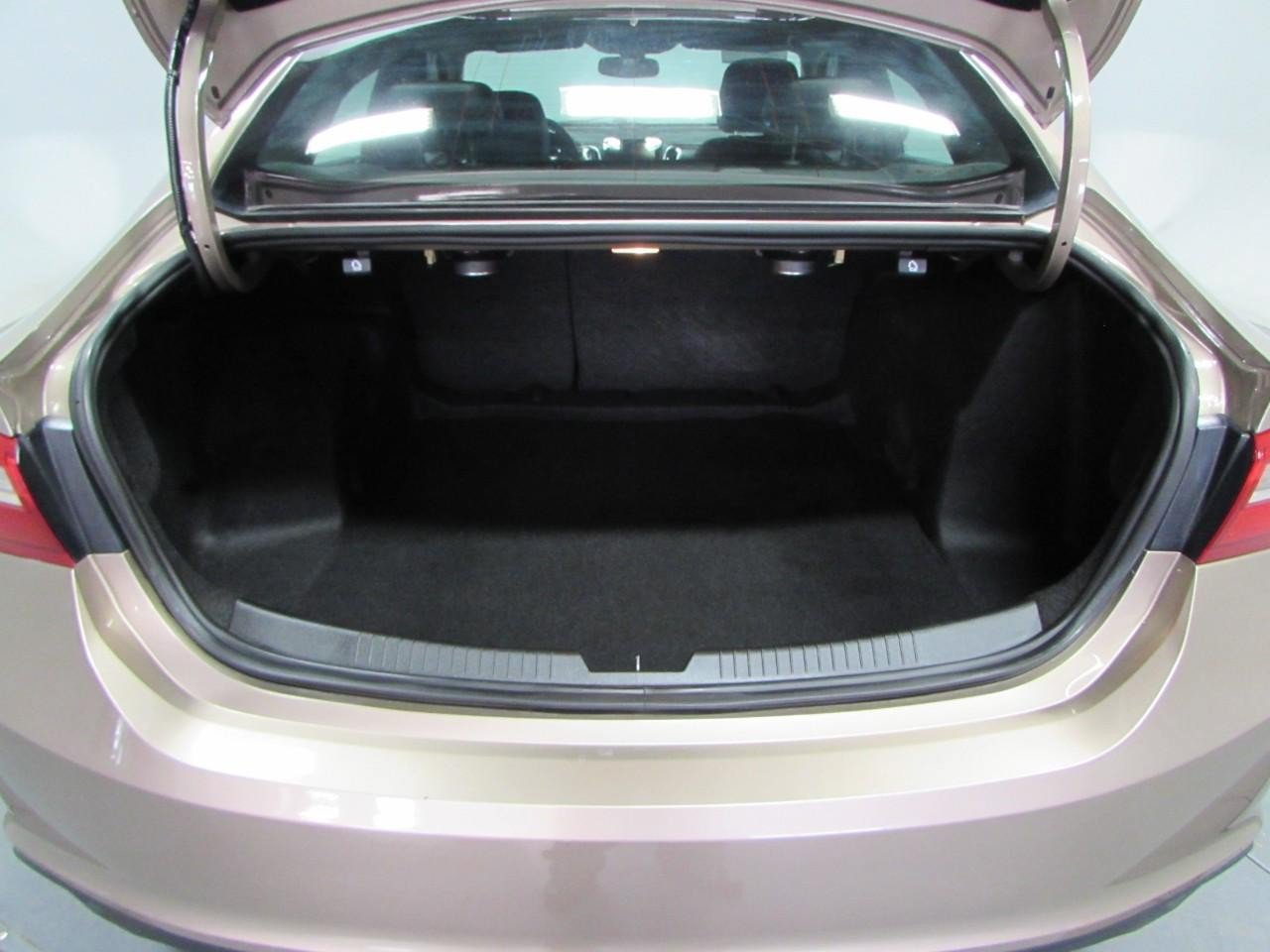 Used 2018 Chevrolet Malibu LT w/ Leather Package FWD image 11