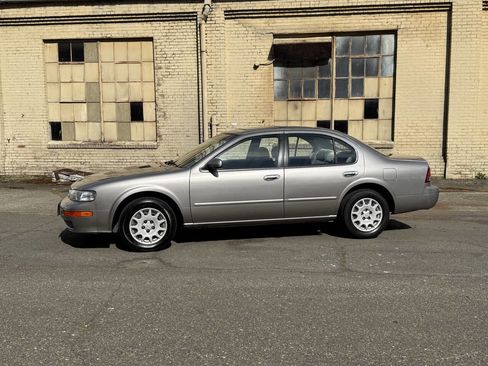 Used 1998 Nissan Maxima GXE FWD image 4
