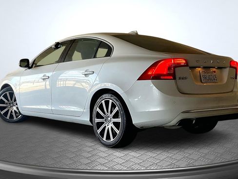 Used 2018 Volvo S60 T5 Inscription image 2