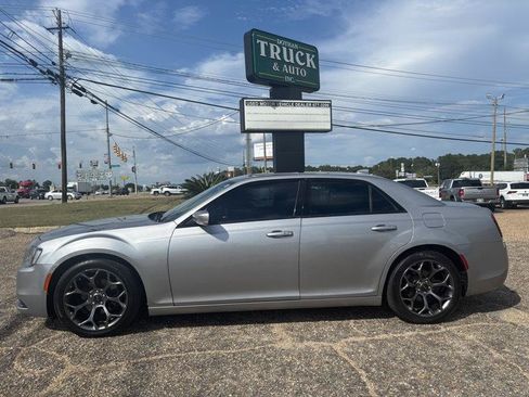 Used 2016 Chrysler 300 S w/ 300S Premium Group RWD image 2