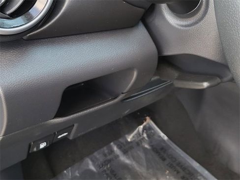 Used 2021 Nissan Kicks SR image 21