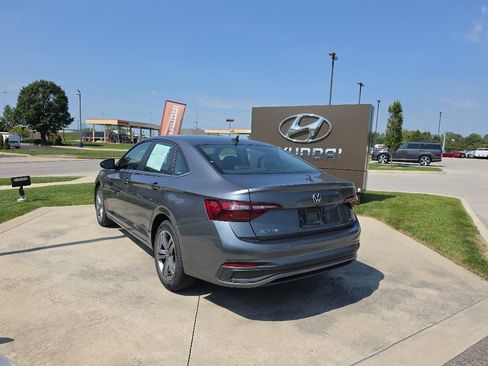 Used 2024 Volkswagen Jetta SE FWD image 7