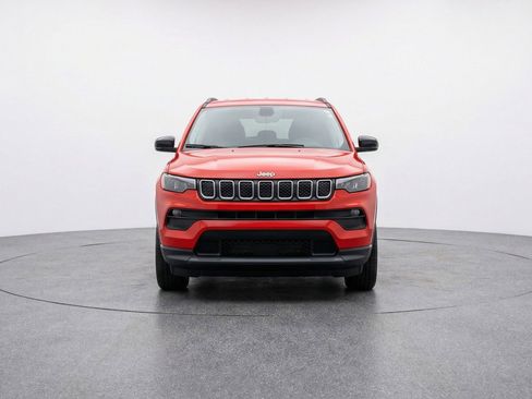Used 2025 Jeep Compass Latitude AWD/4WD image 2