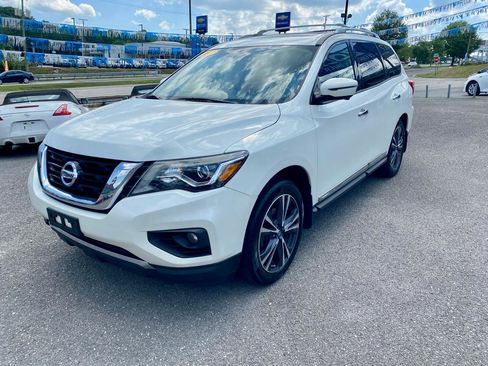 Used 2017 Nissan Pathfinder Platinum w/ Family Entertainment Package AWD/4WD image 3