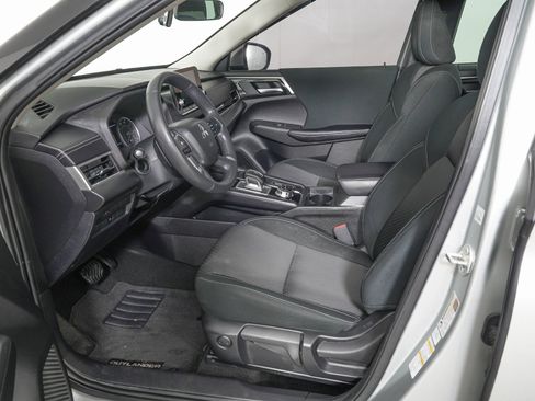 Used 2022 Mitsubishi Outlander ES image 14