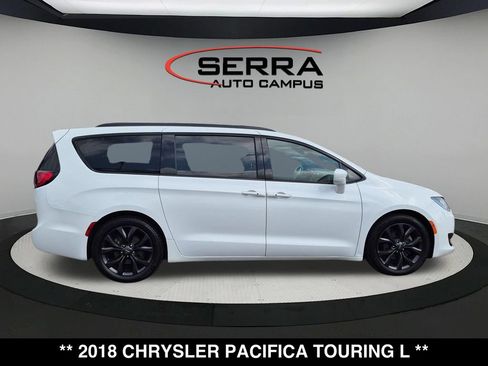 Used 2018 Chrysler Pacifica Touring-L w/ Premium Audio Group FWD image 14