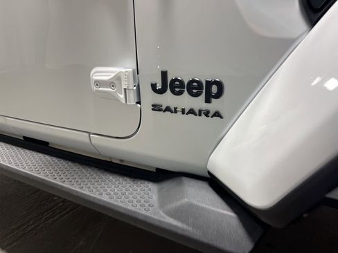 Used 2022 Jeep Wrangler Unlimited Sahara image 9