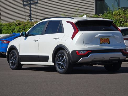 Used 2023 Kia Niro EX w/ EX Cold Weather Package FWD image 6
