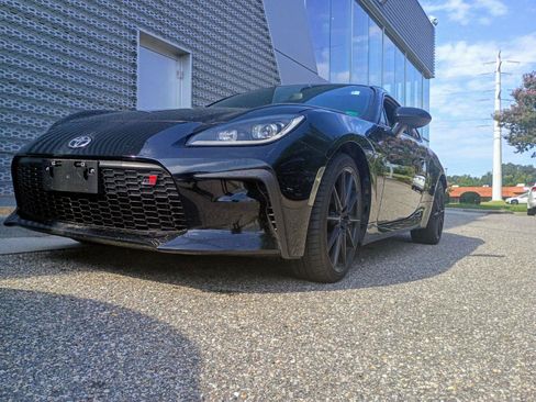 Used 2023 Toyota GR86 Premium w/ ALL Weather Mat Package (TMS) RWD image 2