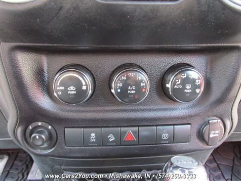 Used 2015 Jeep Wrangler Unlimited Sahara w/ Connectivity Group AWD/4WD image 22