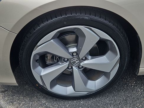 Used 2018 Honda Accord Touring image 3