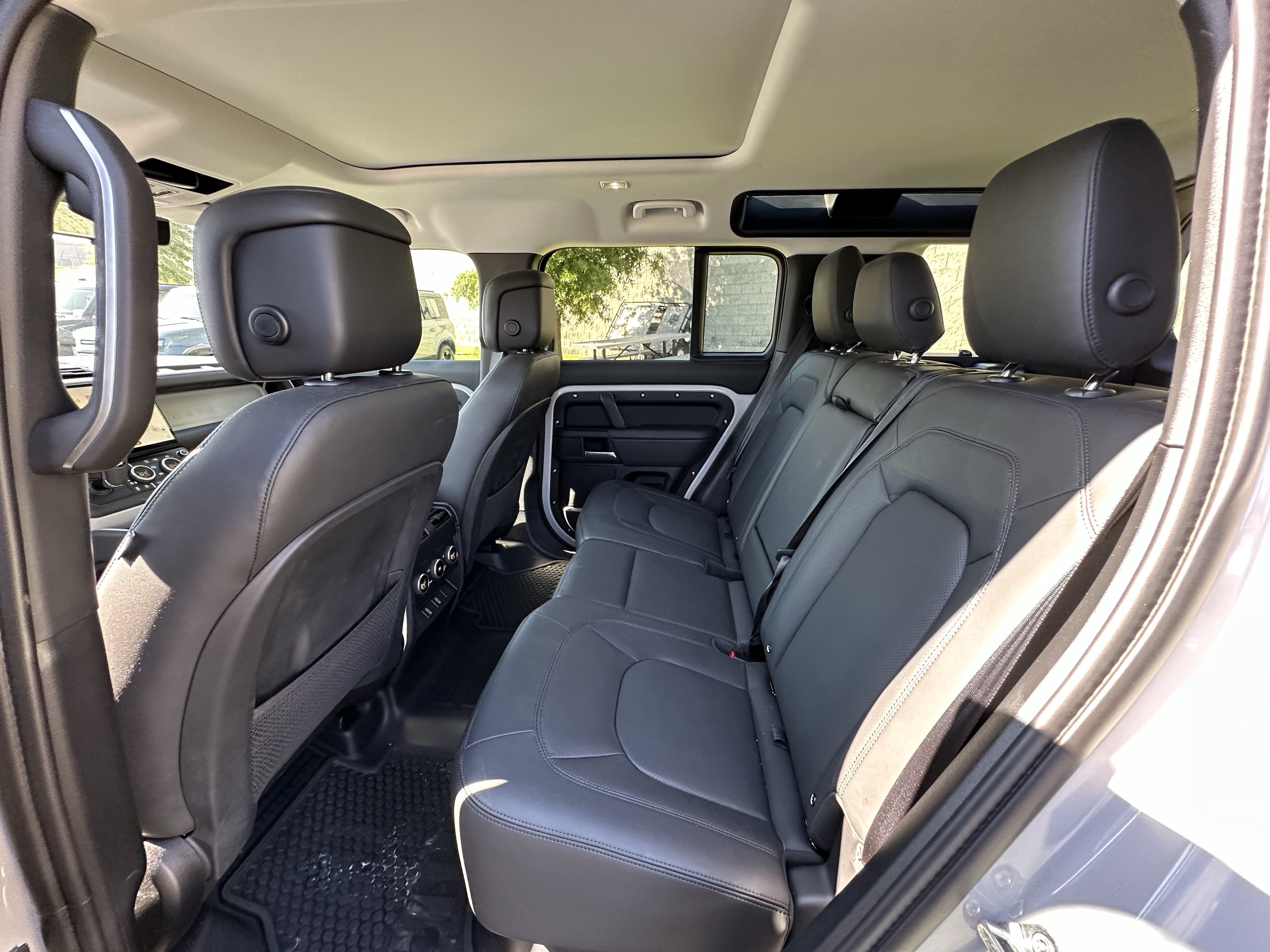 Used 2026 Land Rover Defender 110 X-Dynamic SE AWD/4WD image 33