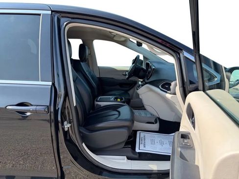 Used 2023 Chrysler Pacifica Touring-L FWD image 25