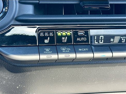 Used 2023 Toyota Crown Limited image 19