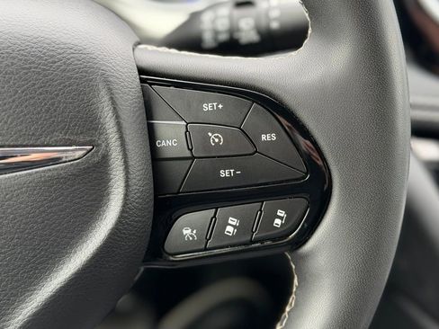 Used 2023 Chrysler Pacifica Limited w/ S Appearance Package FWD image 14