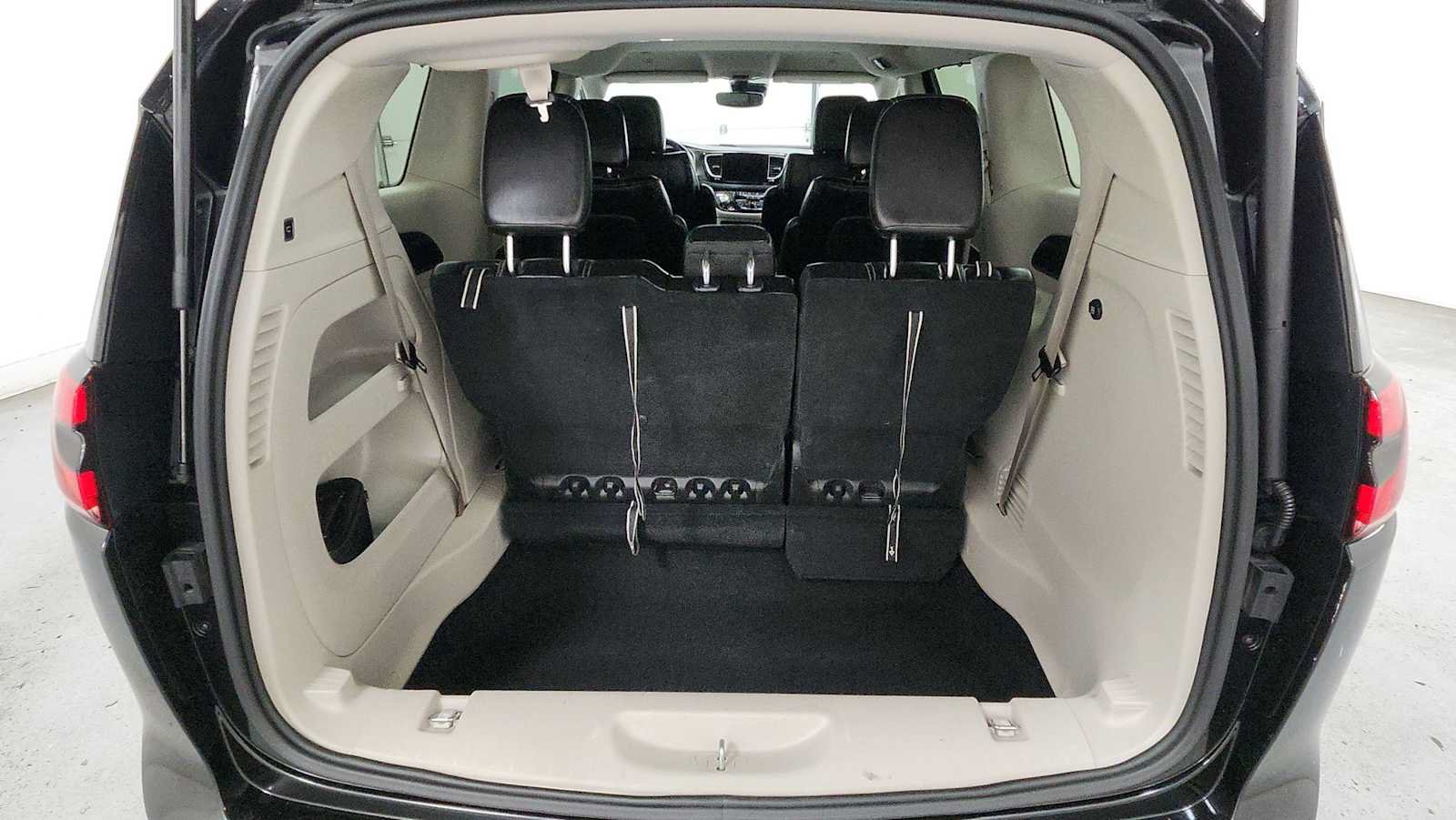 Used 2023 Chrysler Pacifica Touring-L FWD image 27