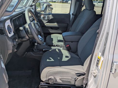 Used 2024 Jeep Wrangler Unlimited Sahara AWD/4WD image 10