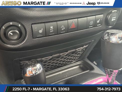 Used 2017 Jeep Wrangler Unlimited Sahara w/ Connectivity Group AWD/4WD image 25