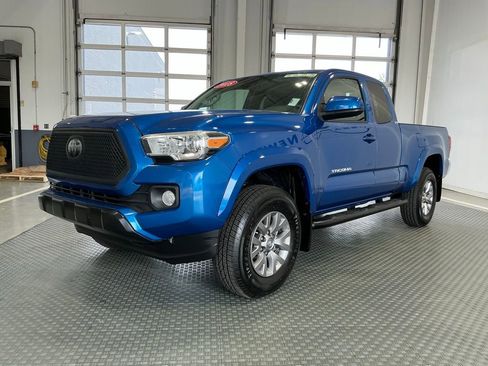 Used 2018 Toyota Tacoma SR5 w/ SR5 Appearance Package (SM) AWD/4WD image 2