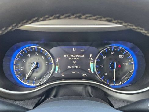 Used 2023 Chrysler Pacifica Touring-L FWD image 16
