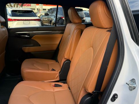 Used 2022 Toyota Highlander Platinum image 34