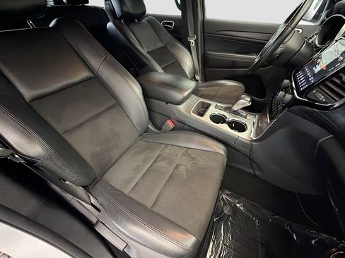 Used 2019 Jeep Grand Cherokee Laredo w/ Laredo X Package image 15