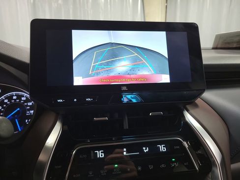 Used 2024 Toyota Venza XLE image 18