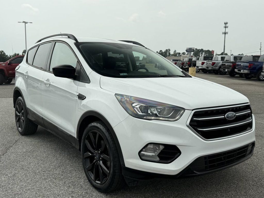 Used 2018 Ford Escape SE w/ SE Sport Appearance Package FWD image 2