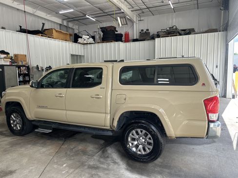 Used 2017 Toyota Tacoma SR5 w/ Tow Package RWD image 3