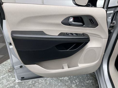Used 2024 Chrysler Pacifica Touring-L FWD image 6