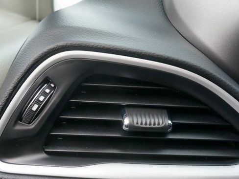 Used 2024 Chrysler Pacifica Touring-L image 25