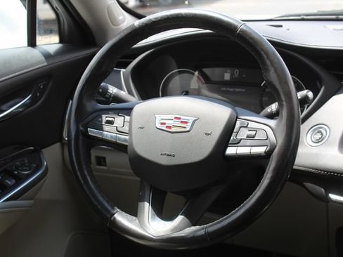 Used 2021 Cadillac XT4 Luxury w/ Cold Weather Package FWD image 19
