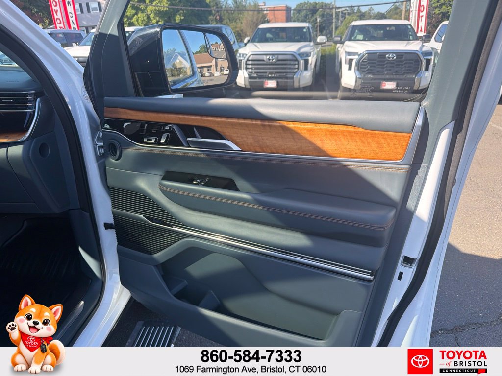 Used 2023 Jeep Grand Wagoneer Series III AWD/4WD image 46