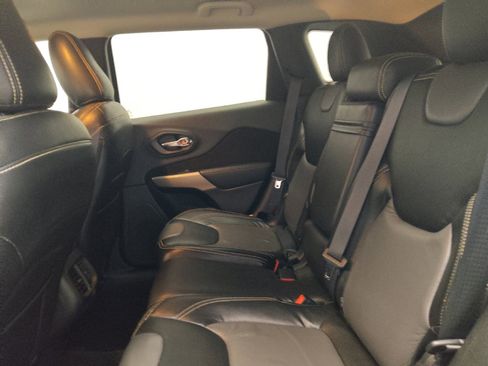 Used 2018 Jeep Cherokee Latitude FWD image 18