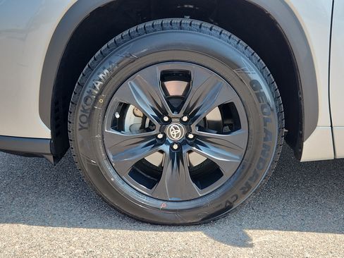 Used 2022 Toyota Highlander XLE FWD image 20