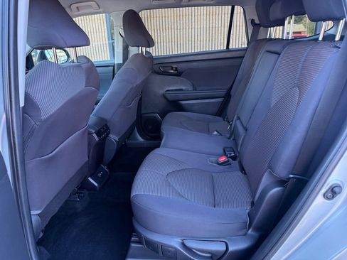 Used 2021 Toyota Highlander LE AWD/4WD image 17