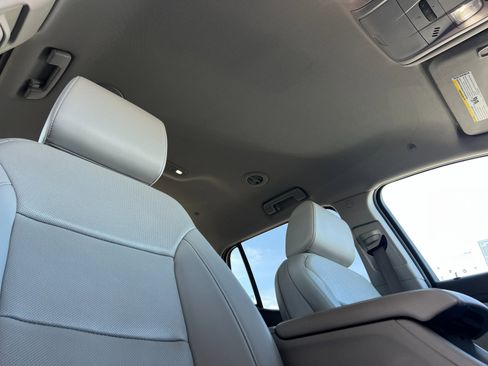 Used 2023 GMC Acadia SLT image 17