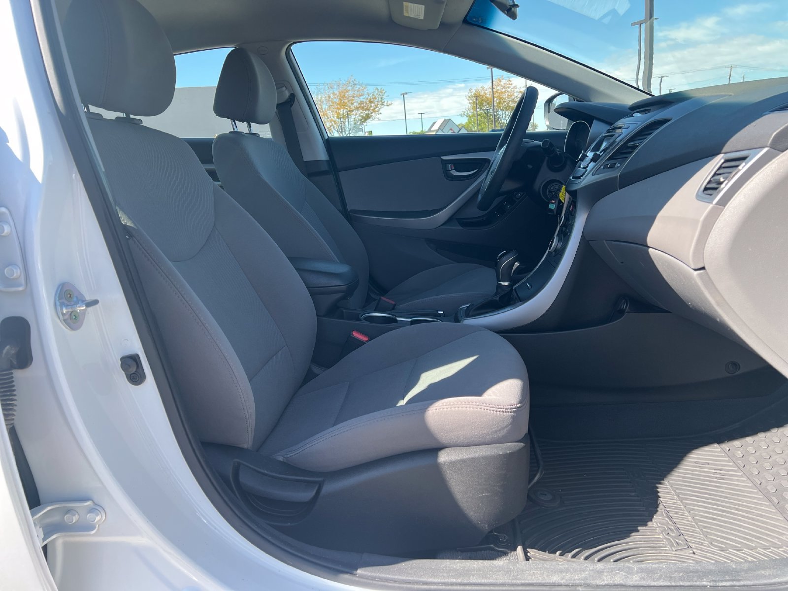 Used 2015 Hyundai Elantra SE FWD image 28
