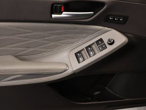 Used 2020 Toyota Avalon Limited image 8