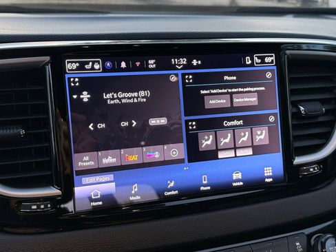 Used 2025 Chrysler Pacifica Select image 22