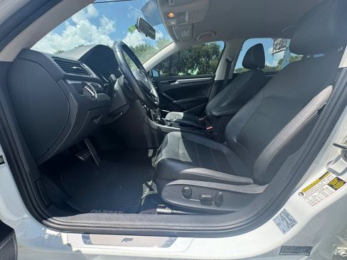 Used 2018 Volkswagen Passat 2.0T R-Line FWD image 9