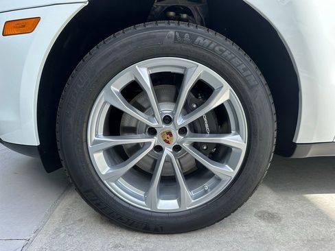 Certified 2025 Porsche Macan image 40