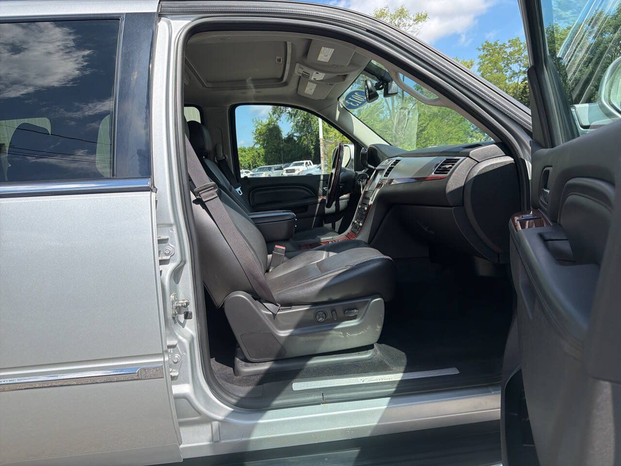 Used 2013 Cadillac Escalade Luxury AWD/4WD image 20