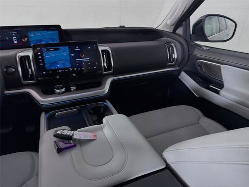 Used 2025 Ford Expedition Platinum AWD/4WD image 27