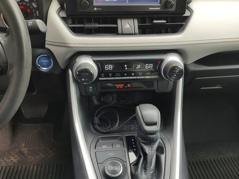 Used 2022 Toyota RAV4 XLE AWD/4WD image 14
